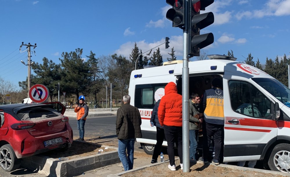 Kırmızı Işık İhlali Kazaya Sebebiyet Verdi 