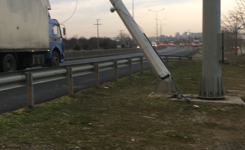 Kamyon Damperi Mobese Direğini Devirdi 