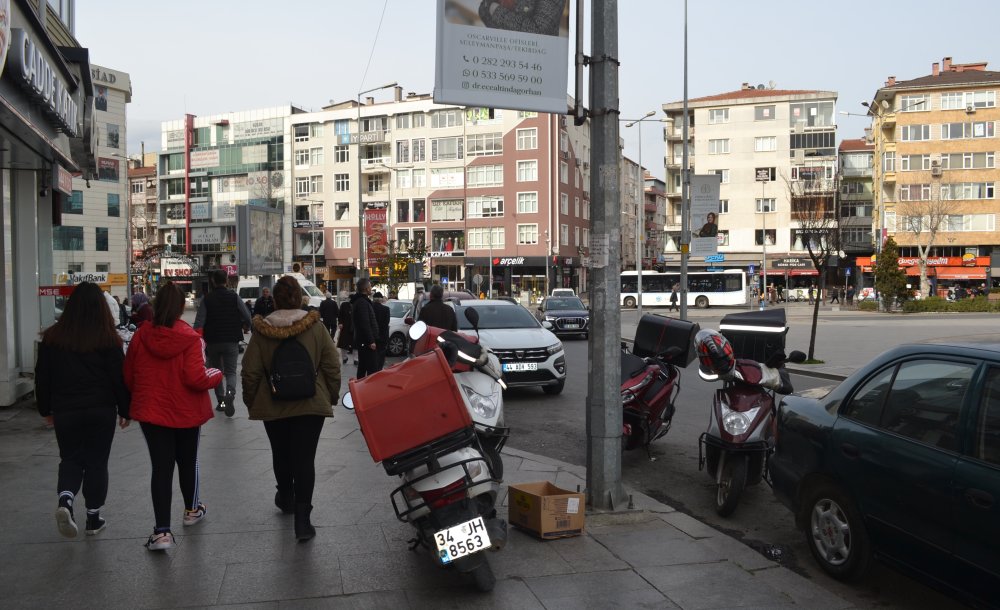 Duraklar Ve Kaldırımlar İşgal Altında!