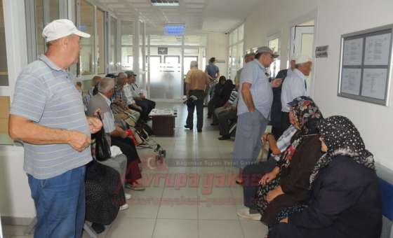 Otobüslerden Ücretsiz Yararlanacak Olan Yaşlılar Kartlarını Alıyor