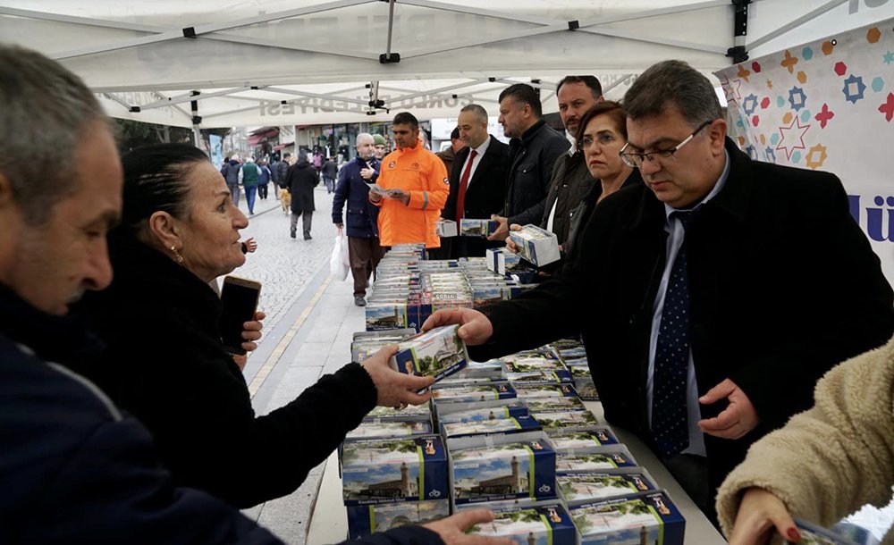 Çorlu Belediyesi Kandil Simidi Dağıttı