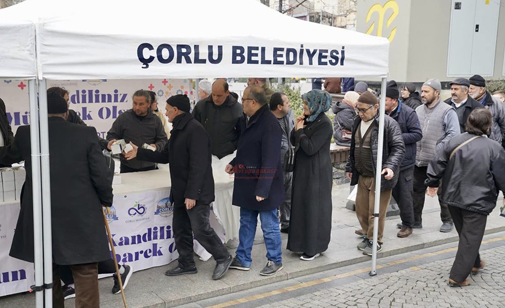 Çorlu Belediyesi Kandil Simidi Dağıttı