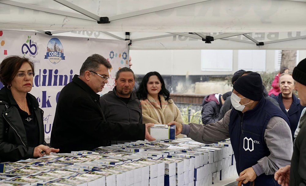 Çorlu Belediyesi Kandil Simidi Dağıttı