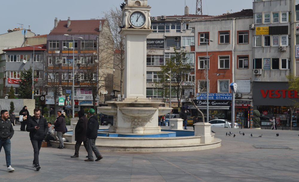 Havuz Çalışmadığı Zaman Güvercinler Meydandan Uzaklaşıyor