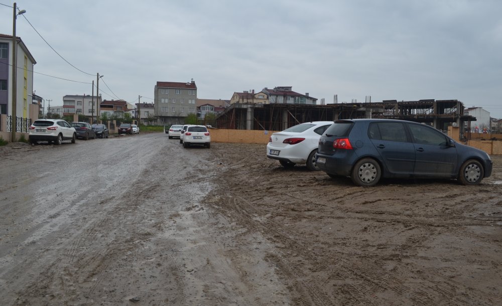 Öğrenciler Çamur Nedeniyle Okula Giremiyor!