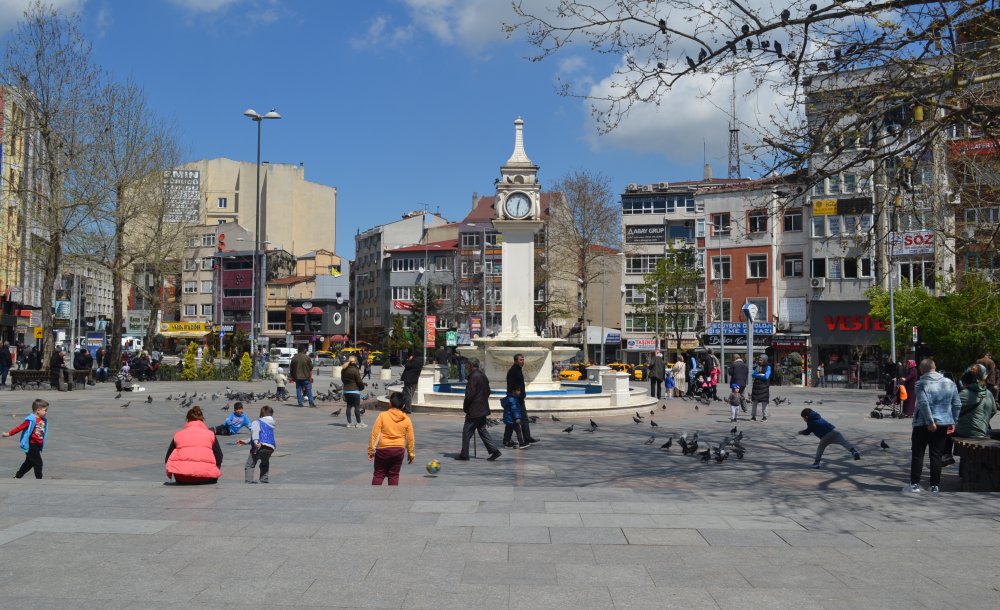 Güneşi Gören Meydanlara Akın Etti 