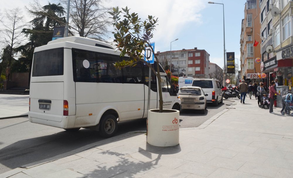 Resmi Plakalı Araçlar Bile Durağa Park Ediyor