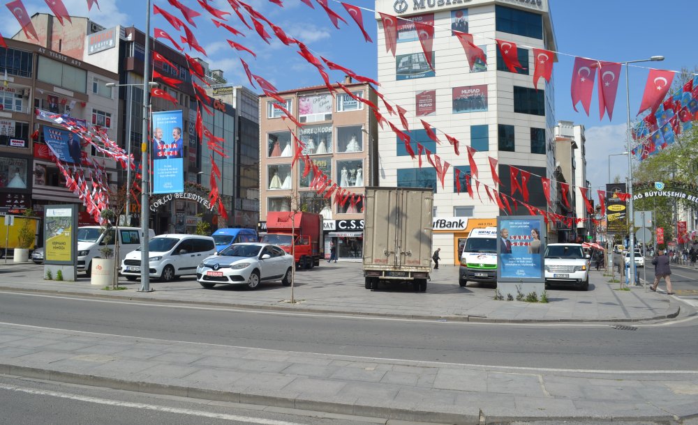 Atatürk Meydanı Araç Park Yeri Oldu 