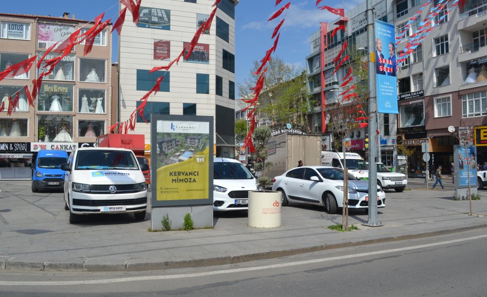 Atatürk Meydanı Araç Park Yeri Oldu 