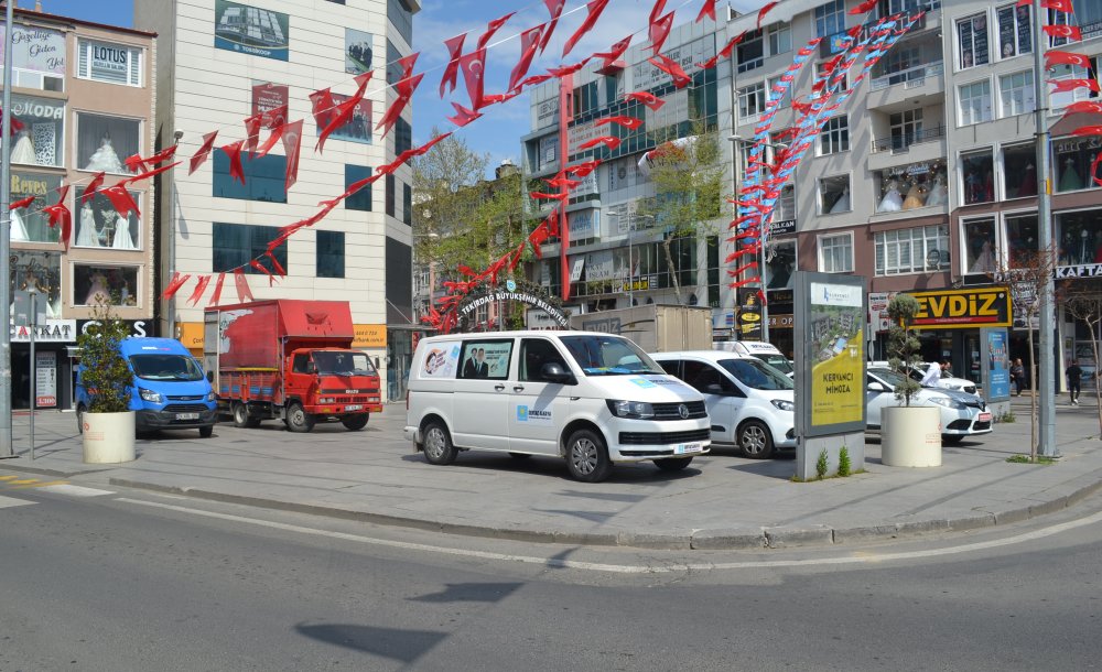 Atatürk Meydanı Araç Park Yeri Oldu 