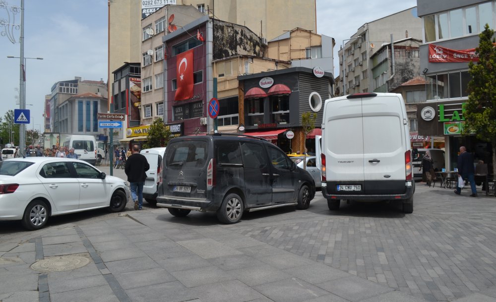 Araçların Kaldırım Üzerinde Ne İşi Var?