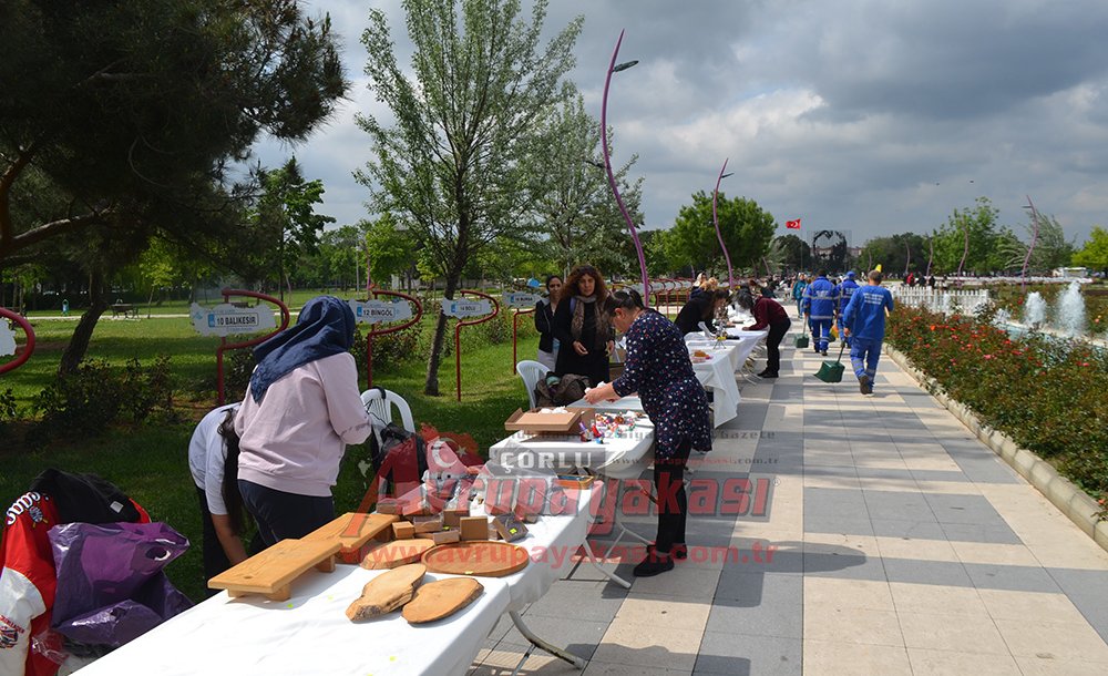 Hanımeli Çarşısı Cumhuriyet Parkı'nda Kuruldu