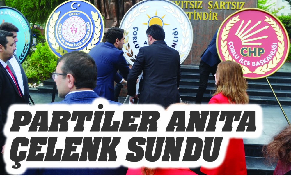 Partiler Anıta Çelen Sundu 