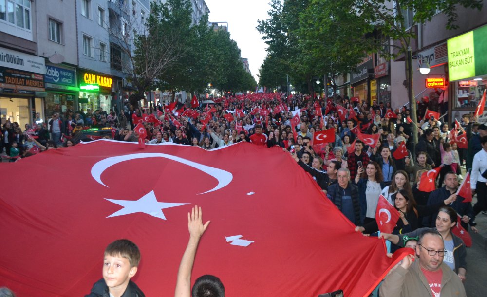 Fener Alayı Yürüyüşü Gelincik Tarlasına Döndü 