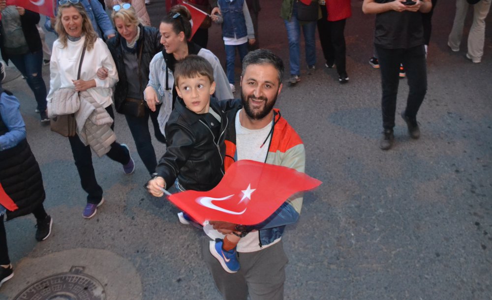 Fener Alayı Yürüyüşü Gelincik Tarlasına Döndü 