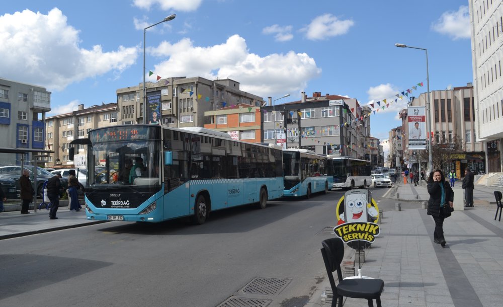 Peş Peşe Gelen Otobüsler Trafiği Olumsuz Etkiliyor