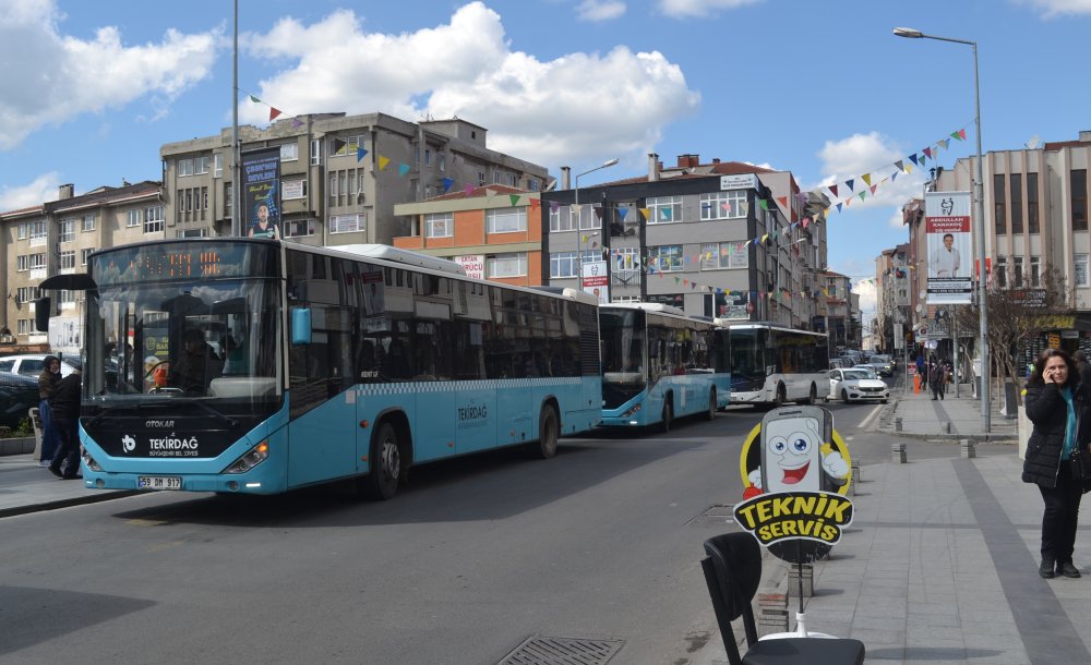 Peş Peşe Gelen Otobüsler Trafiği Olumsuz Etkiliyor