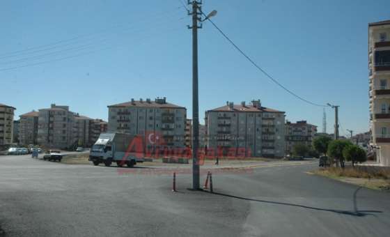 Yol Ortasında Kalan Elektrik Direğine Dubalı Önlem