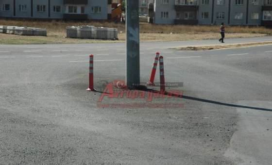 Yol Ortasında Kalan Elektrik Direğine Dubalı Önlem