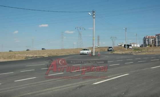 Yol Ortasında Kalan Elektrik Direğine Dubalı Önlem
