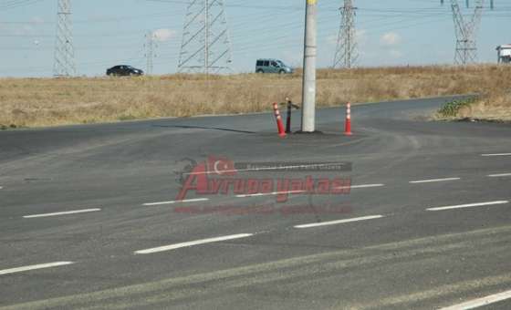 Yol Ortasında Kalan Elektrik Direğine Dubalı Önlem