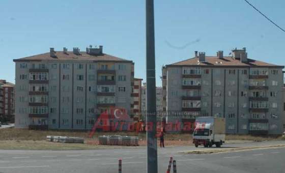 Yol Ortasında Kalan Elektrik Direğine Dubalı Önlem
