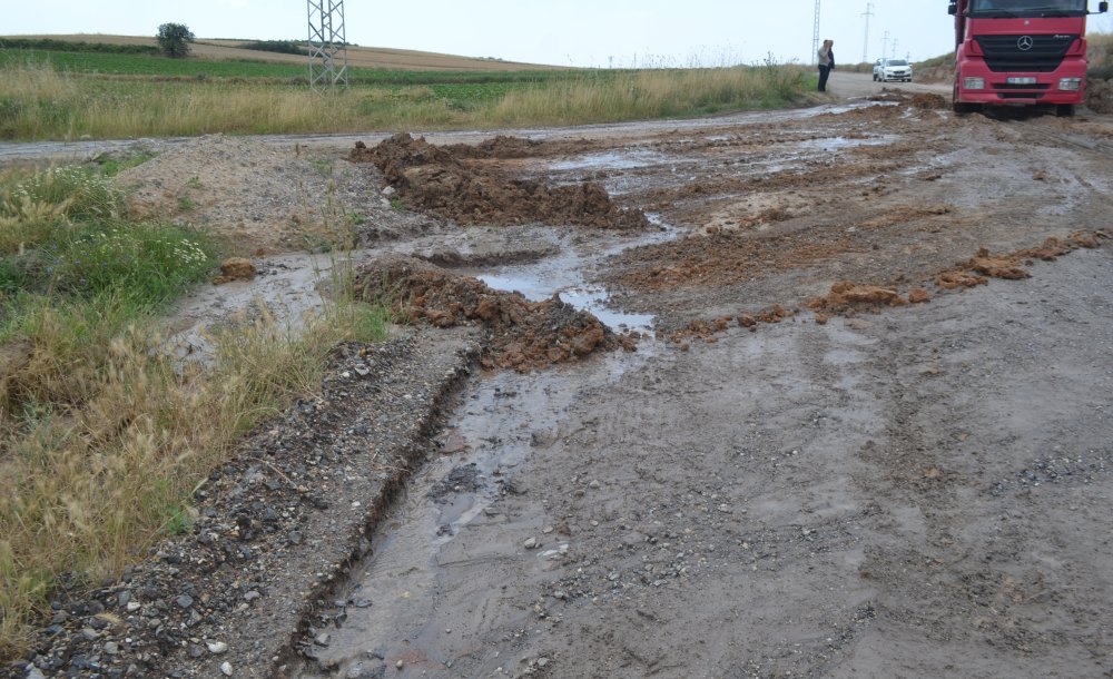 Tonlarca Su Boşa Aktı, Yol Kullanılmaz Hale Geldi