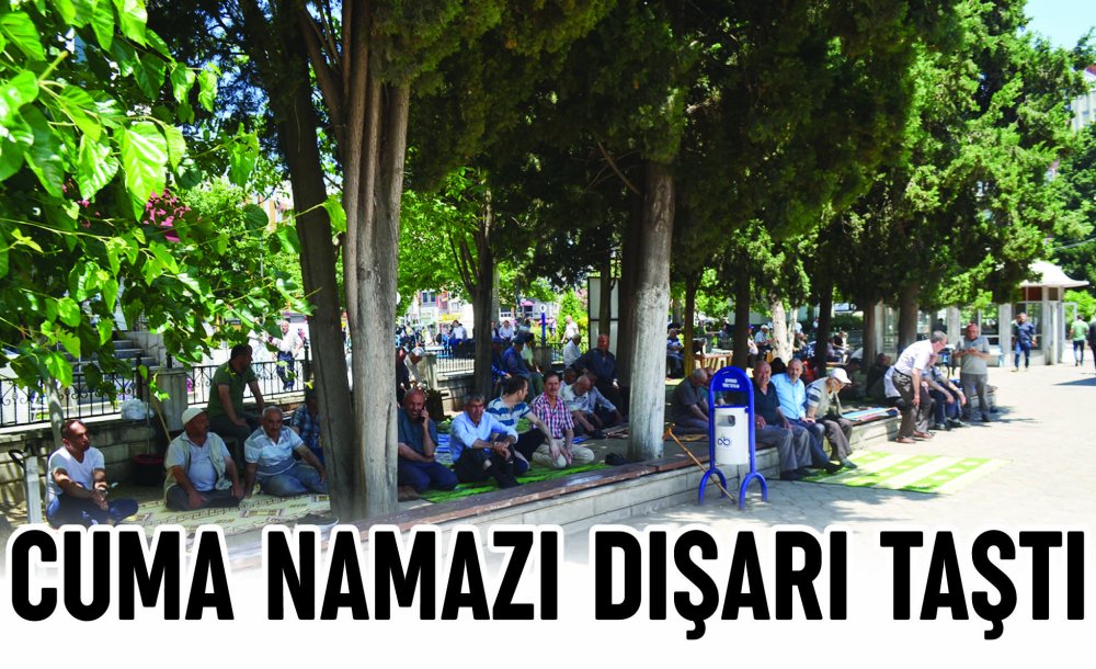 Cuma Namazı Dışarı Taştı 