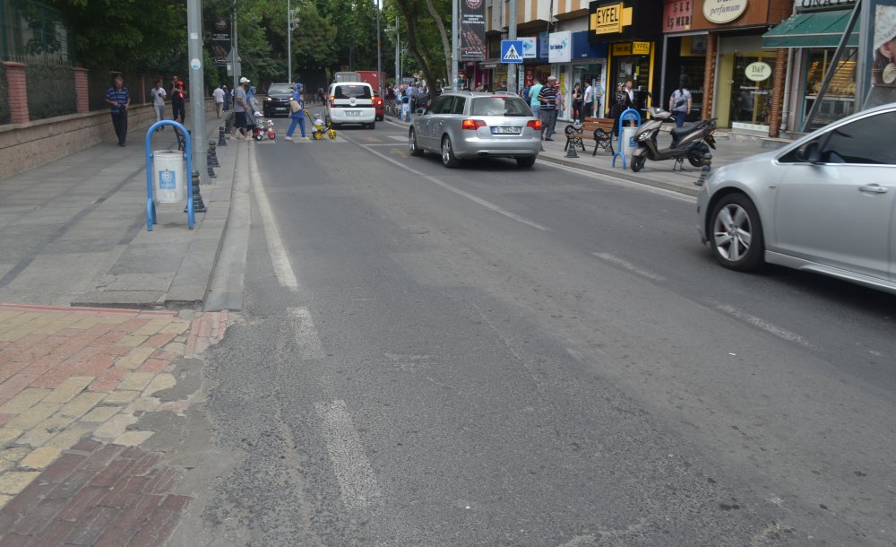 Omurtak Caddesi'ndeki Yazılar Ve Yol Çizgileri Silinmiş!