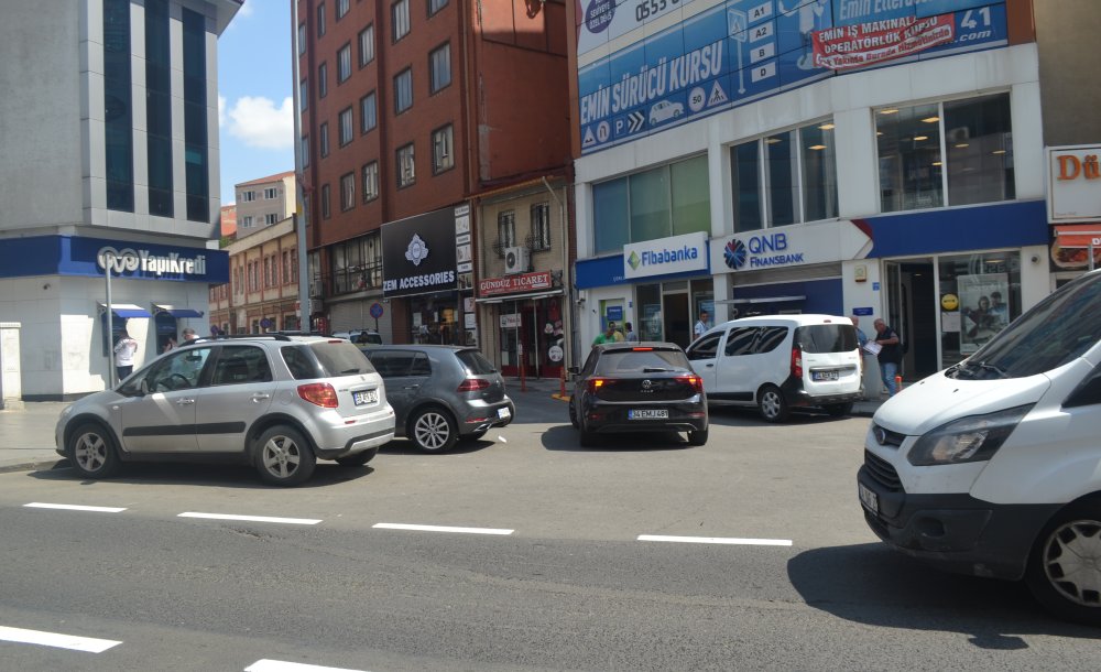 Omurtak Caddesi'nin De Yol Çizgileri Yenilendi  