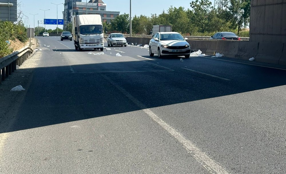 Tir'dan Düşen Sular Sürücülere Zor Anlar Yaşattı 