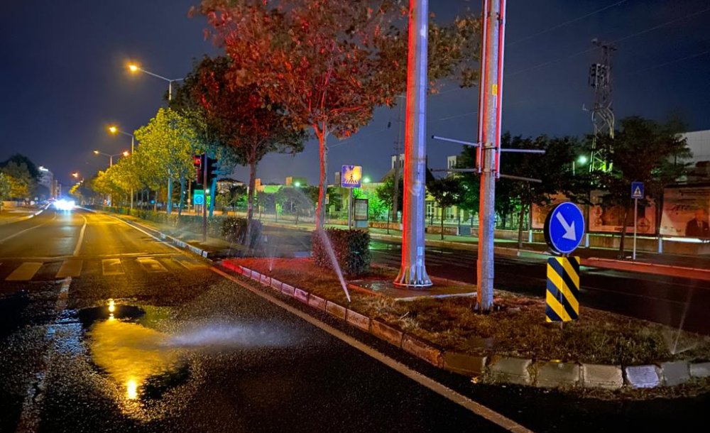 Fıskiyeler Refüjleri Değil Yolları Suluyor