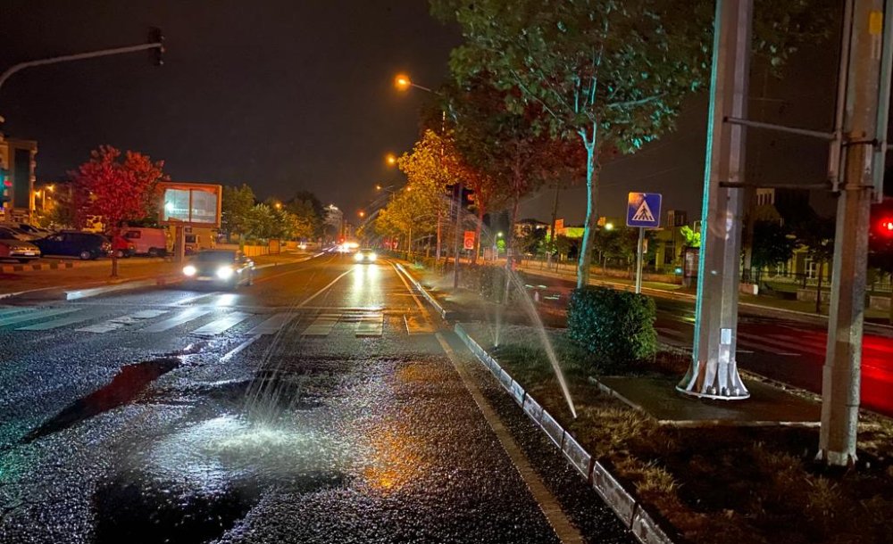 Fıskiyeler Refüjleri Değil Yolları Suluyor