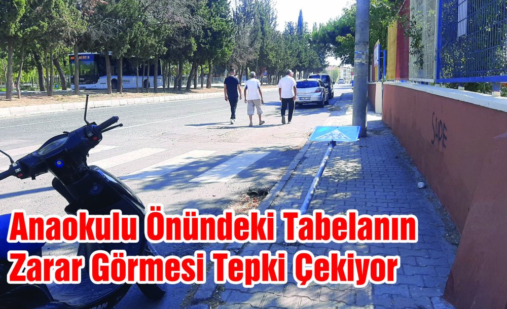 Anaokulu Önündeki Tabelanın Zarar Görmesi Tepki Çekiyor