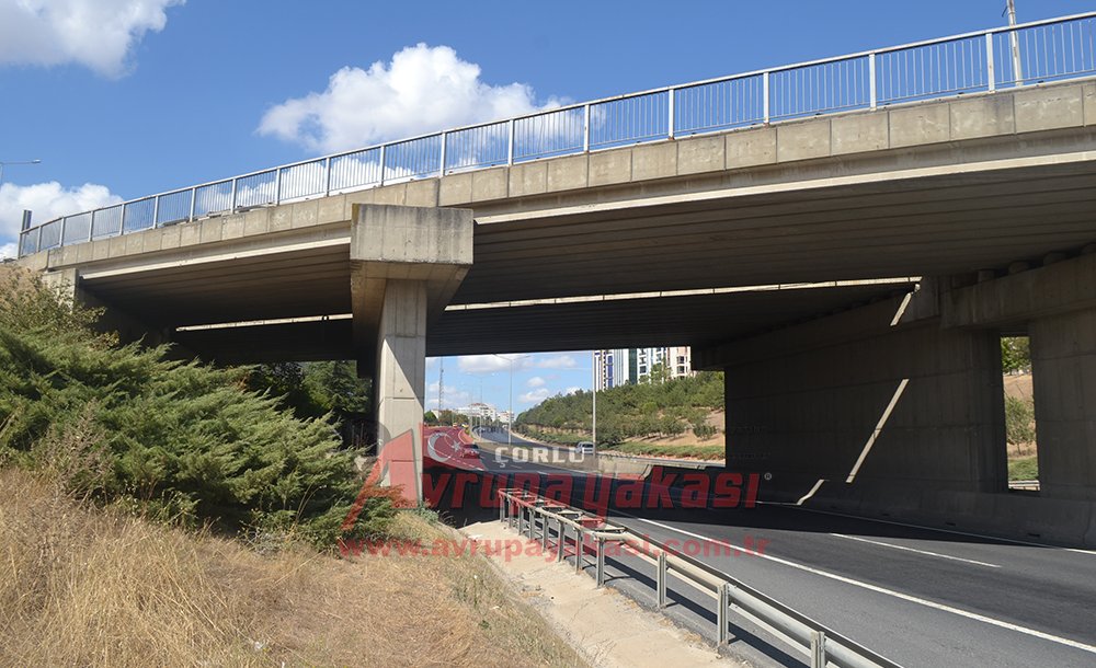 Köprü Altına Baraka Yapıp, Ev Olarak Kullanıyorlar 