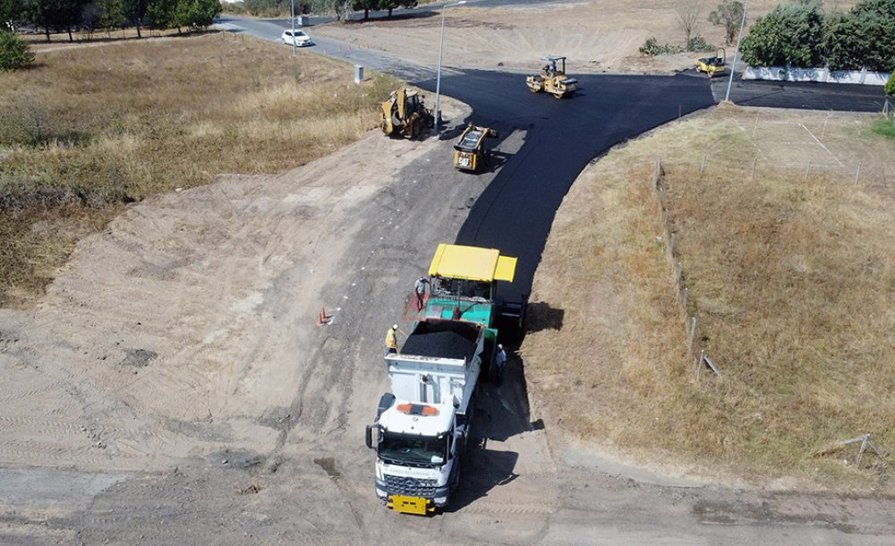 Yol Ve Kaldırım Çalışmaları Sürüyor