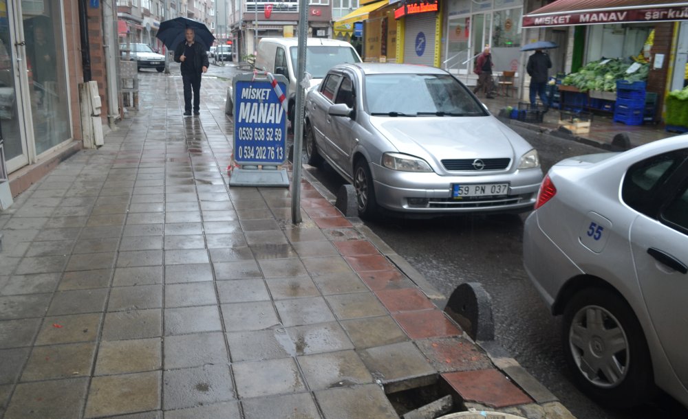 Yol Ve Kaldırımlar Bir Bir Çöküyor 