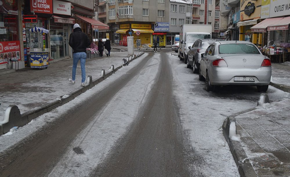 Ara Sokaklar Buz Pistine Dönüştü 