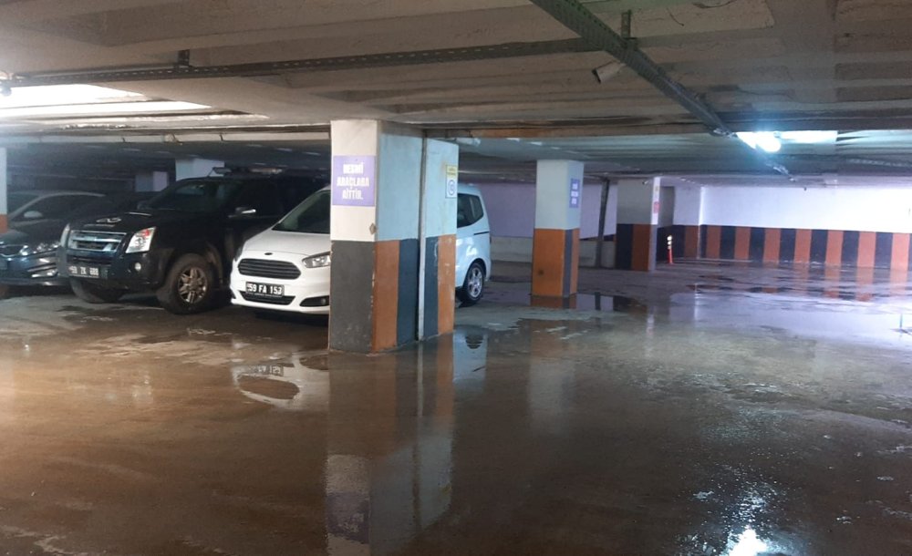 Yağışlı Havalarda Otopark Göle Dönüyor