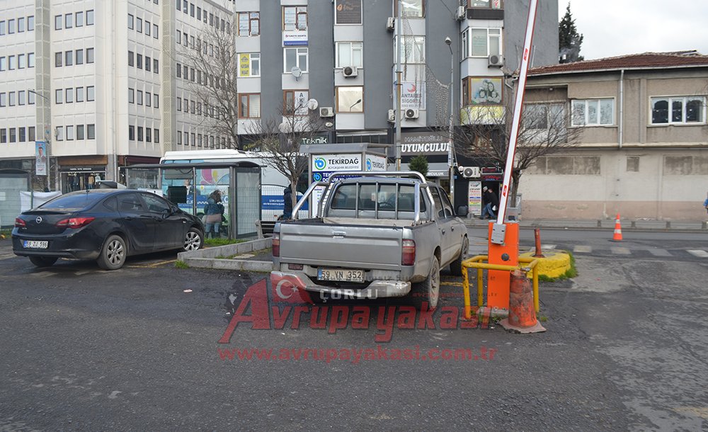 Yaya Geçidine Araç Parkı Tepki Çekiyor