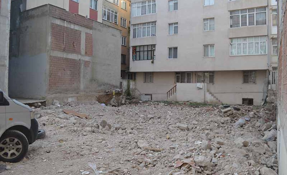Depremden Etkilenen Erdem Apartmanı Yıkıldı 