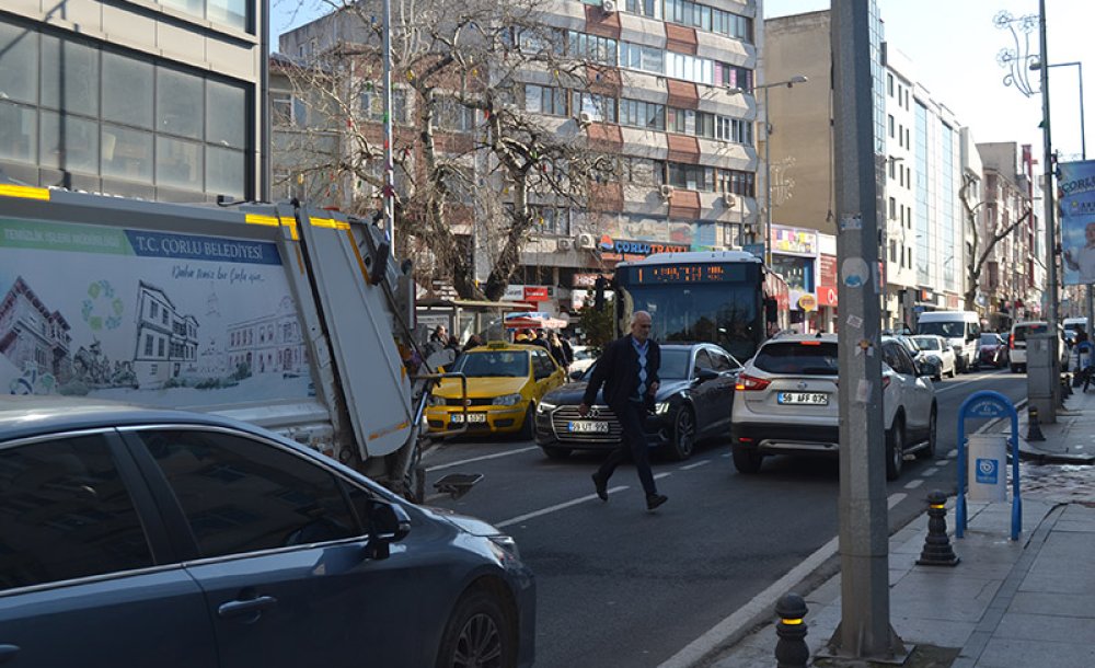 Çöp Kamyonları Trafiği Allak Bullak Ediyor