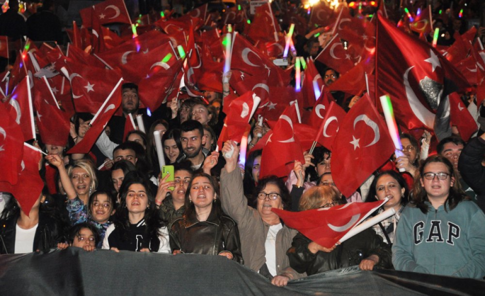 19 Mayıs Coşkusu Gece Boyunca Sürdü 