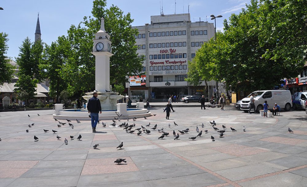 Cumhuriyet Meydanı Kırık Dökük