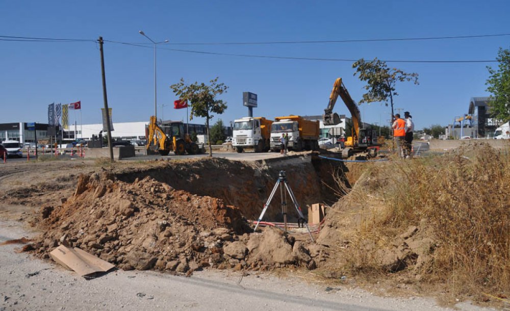 İstanbul Yolu 4 Metre Derinliğinde Kazıldı 