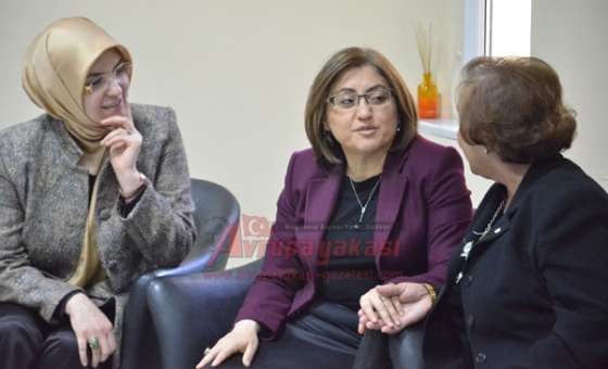  Bakan Fatma Şahin`den Huzurevi`ne Ziyaret
