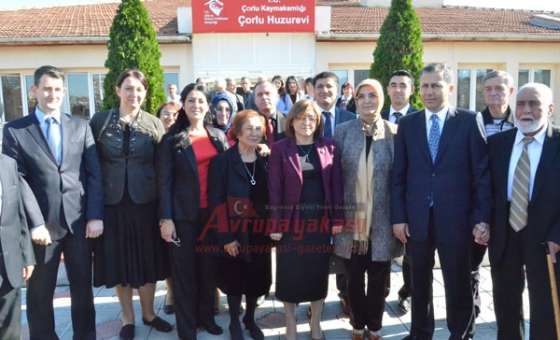  Bakan Fatma Şahin`den Huzurevi`ne Ziyaret