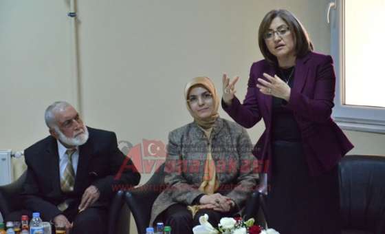  Bakan Fatma Şahin`den Huzurevi`ne Ziyaret