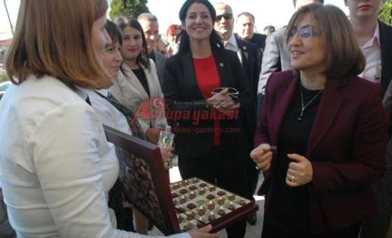  Bakan Fatma Şahin`den Huzurevi`ne Ziyaret