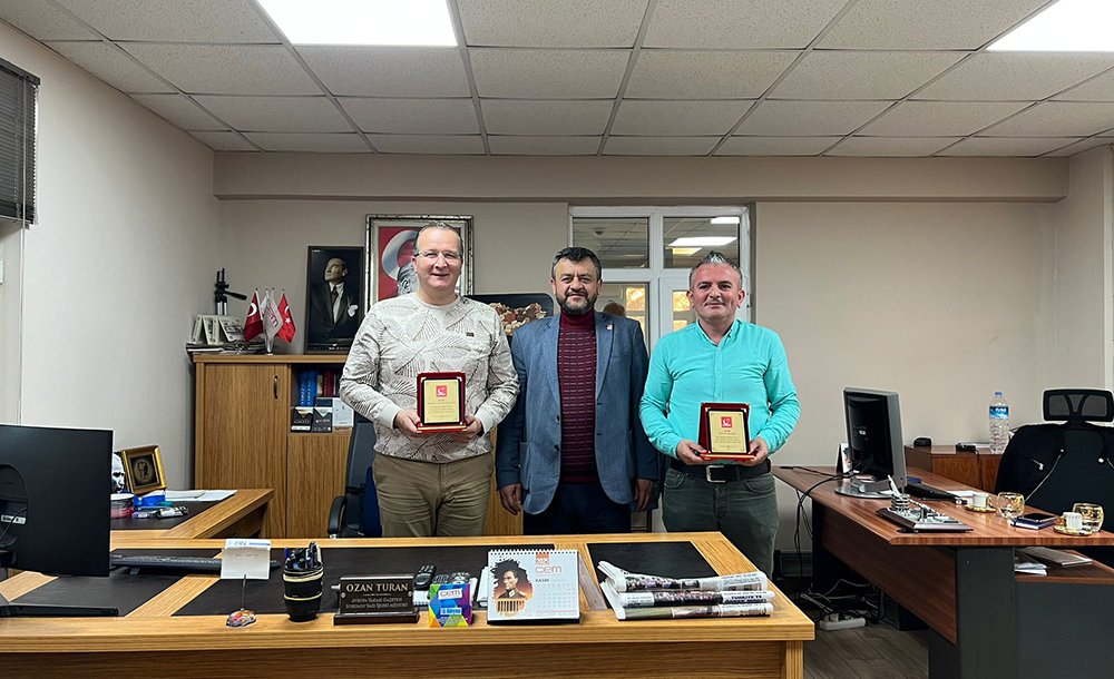 Saadet Partisi'nden Gazetemize Plaket 